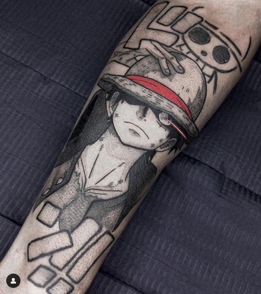 One Piece hats tattooed on the back.